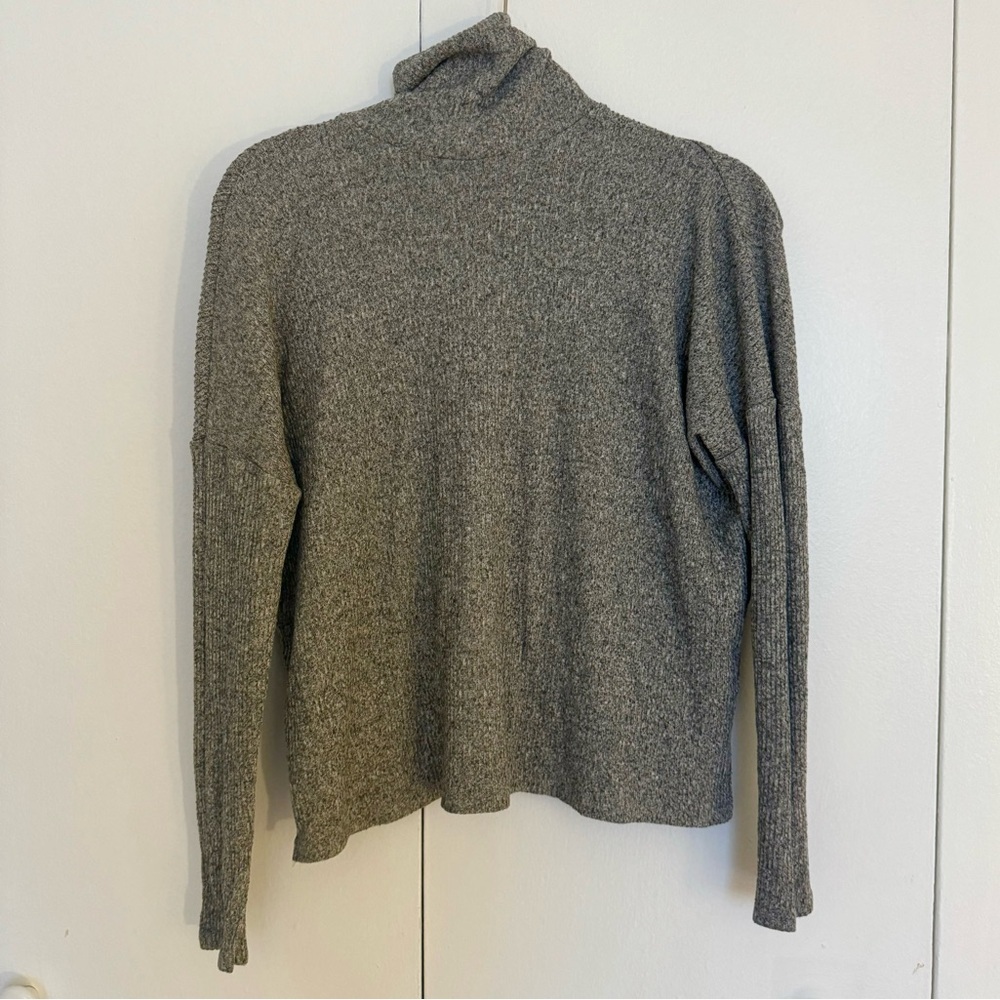 Aerie Soft Gray Ribbed Turtleneck Sweater in Size XS